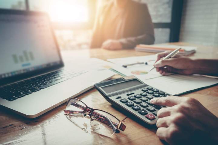 Calculatrice et documents comptables pour estimer les tarifs